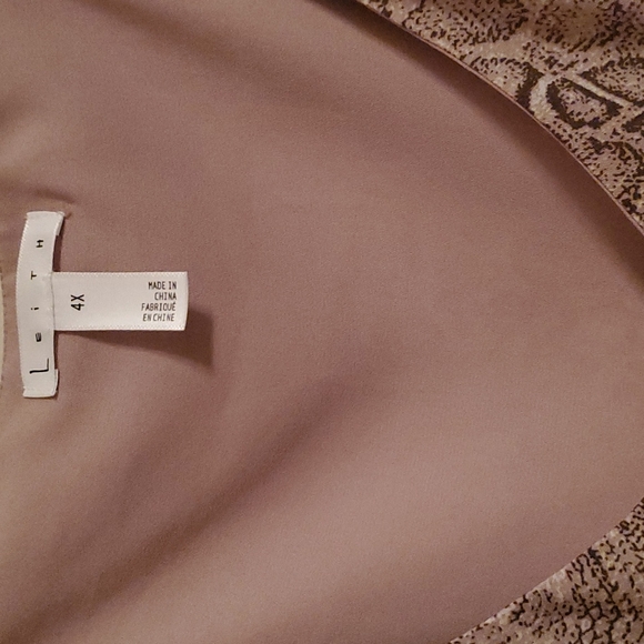 Plus size top! Perfect under a blazer! - Picture 4 of 4